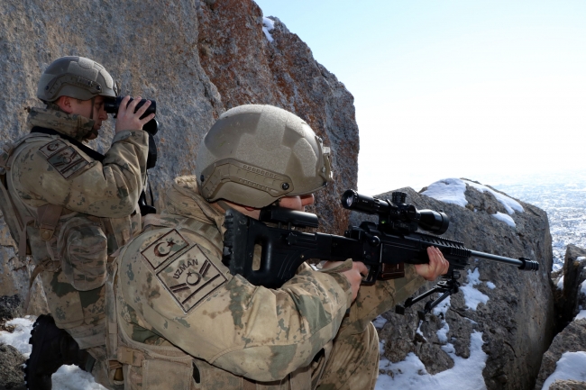 Tendürek'te eksi 35 derecede vatan nöbeti